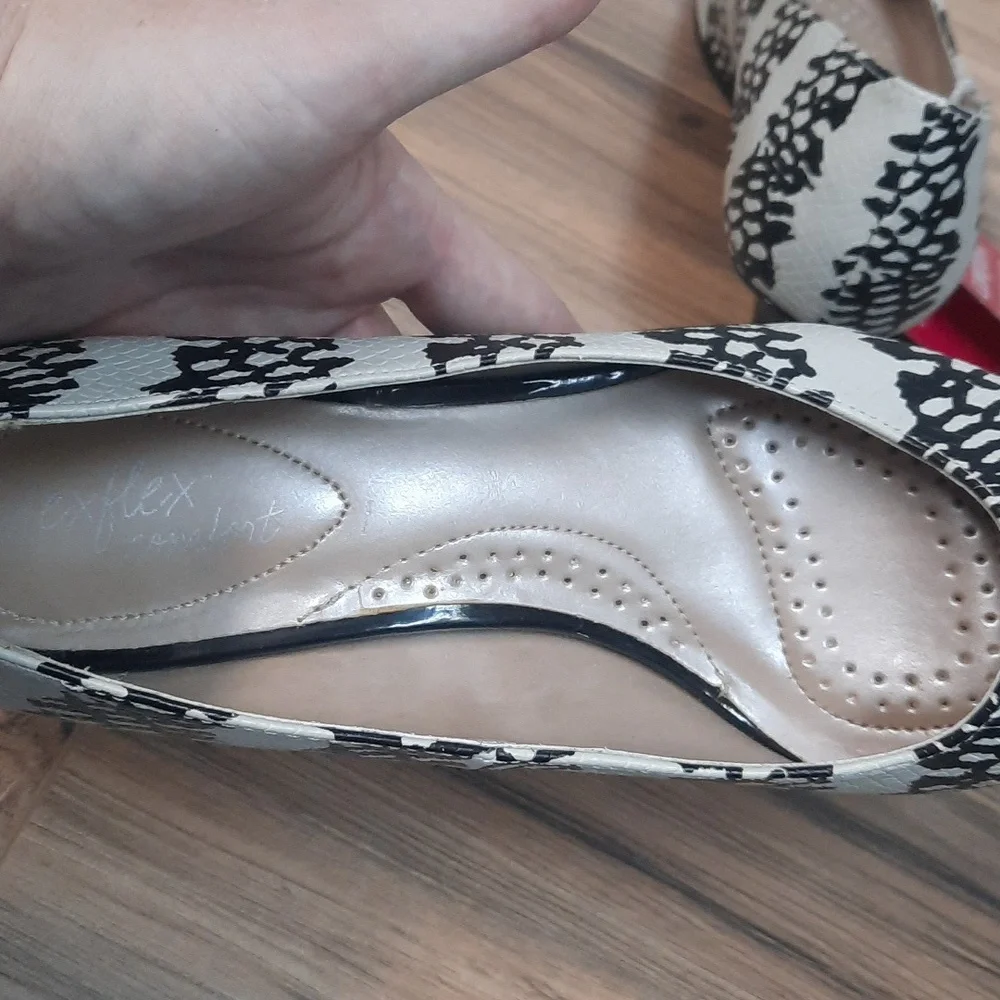 Dex Flex Comfort  Ivory and black pattern heels Size 9 - Picture 5 of 7